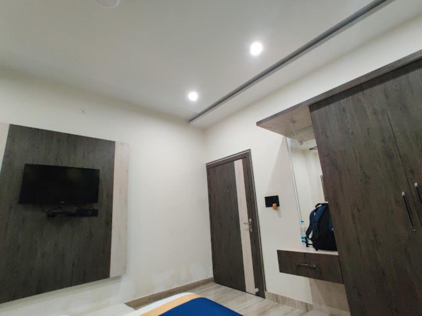 Guru Dev Palace Hotel & Lawn,Ayodhya 外观 照片